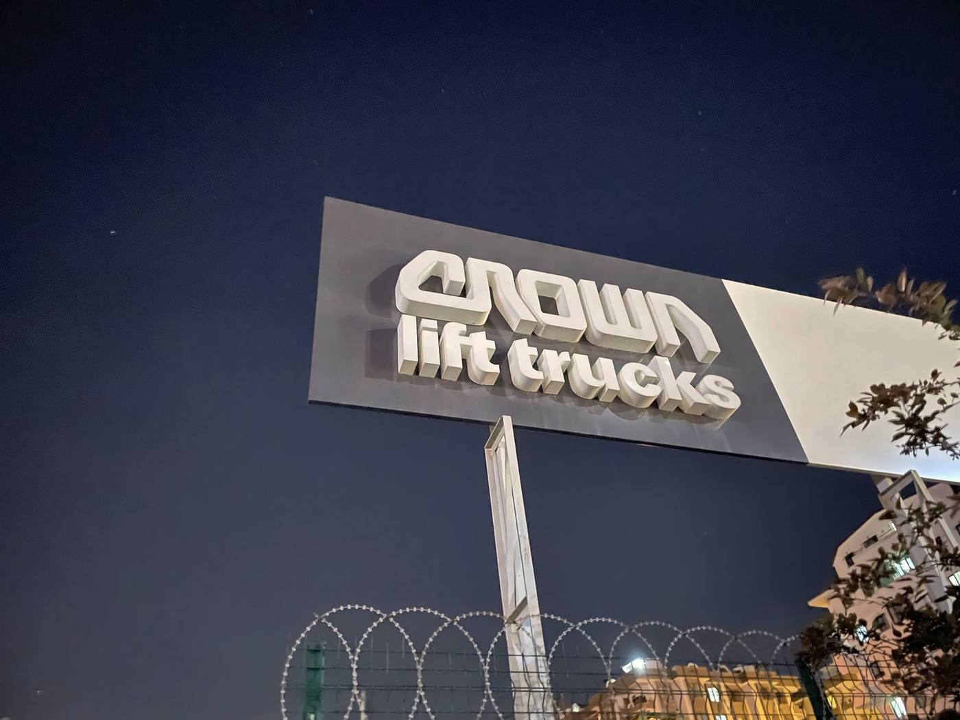 Crown Lift Trucks ışıklı cephe tabelası, gece