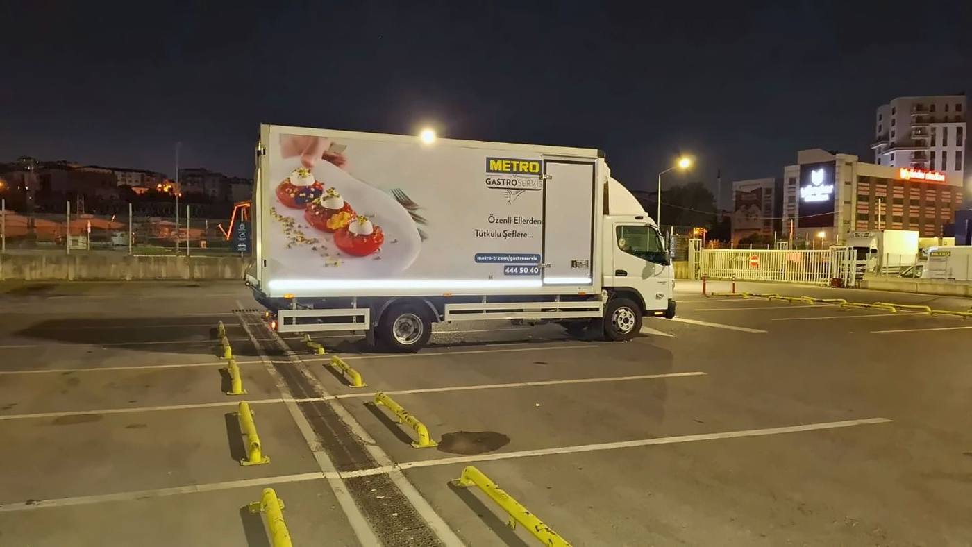 Metro Gastro Servis kamyon giydirme, gece