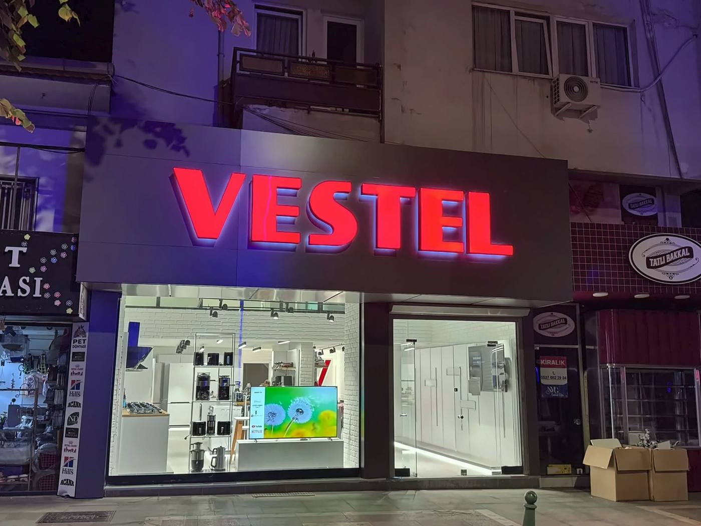 Vestel mağaza cephesi, gece